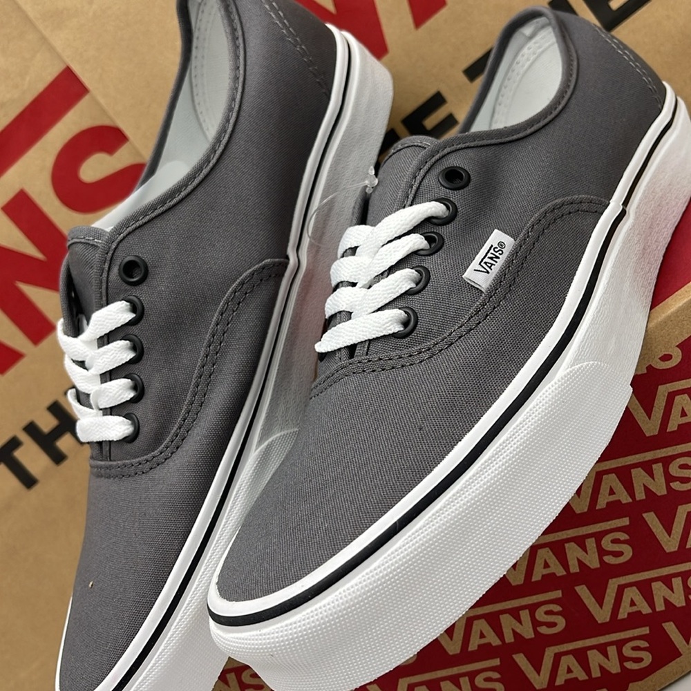 Vans Men’s Authentic Pewter/Black
VN000JRAPBQ
Sneakers - Picture 7 of 16